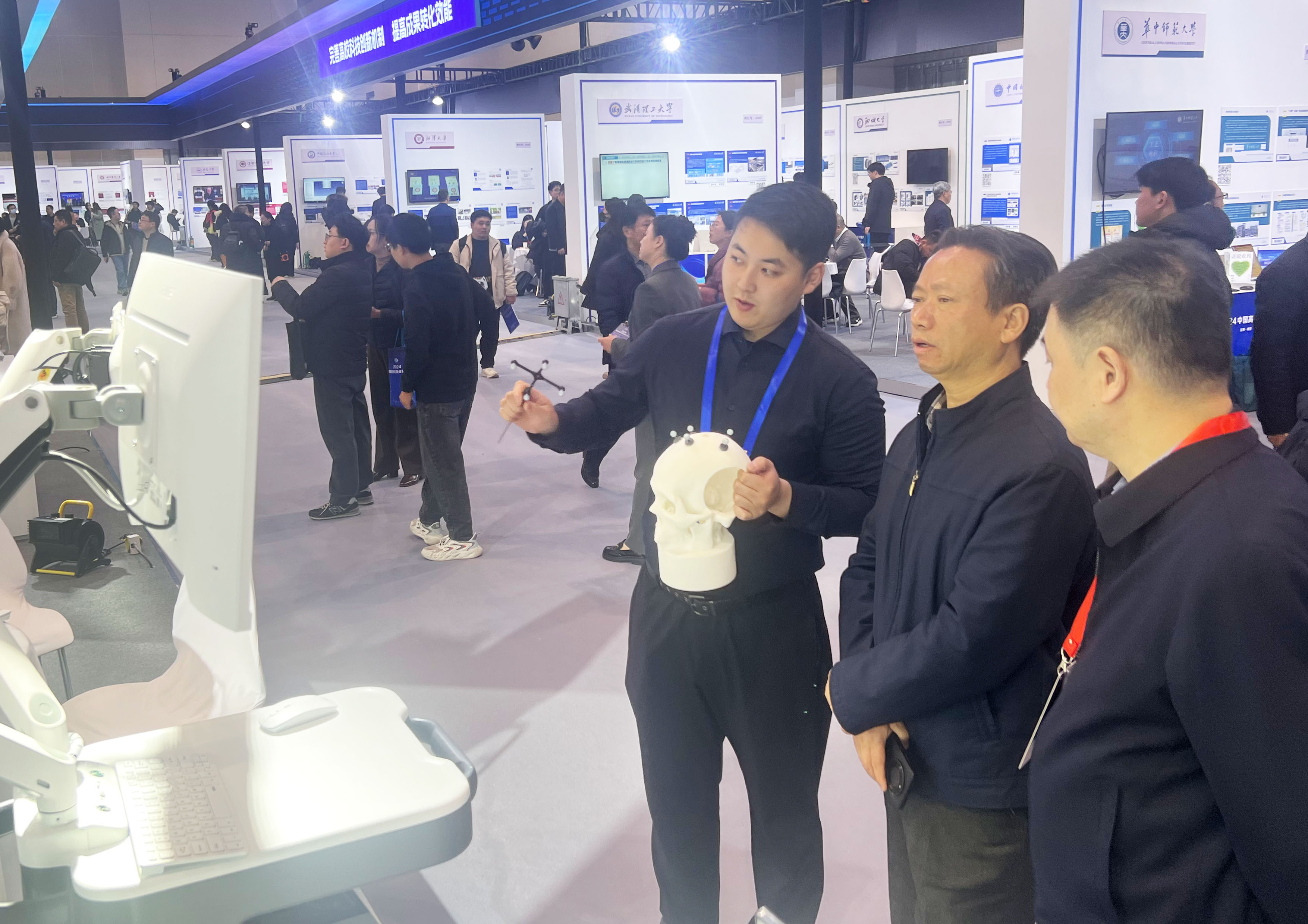 1761795068683878.jpg 6,艾目易参加中国高校科技成果交易会.jpg